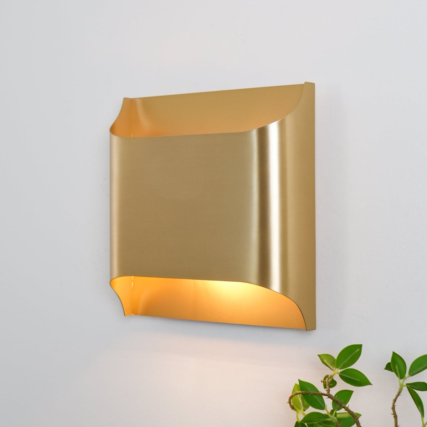 Wandlamp Art Deco met Gebogen Metalen Kap en Omhoog-Omlaag Lichteffect