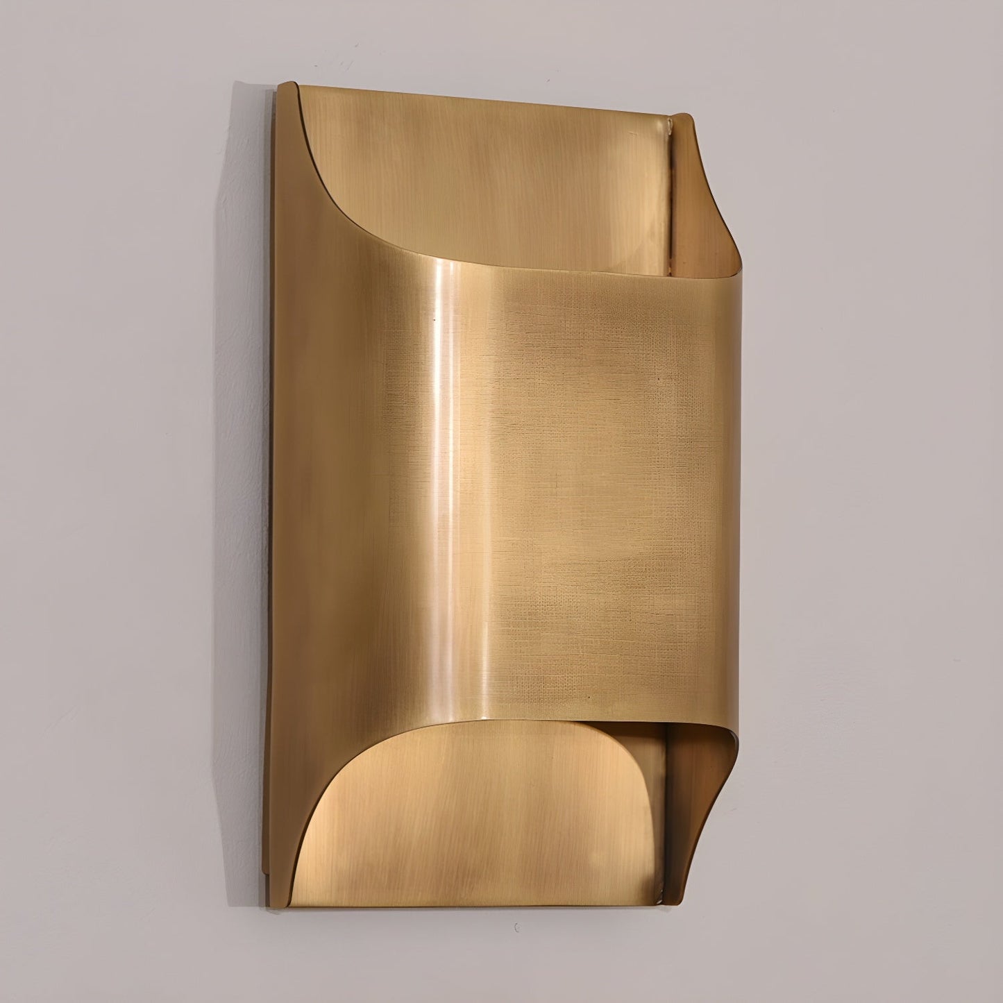 Wandlamp Art Deco met Gebogen Metalen Kap en Omhoog-Omlaag Lichteffect