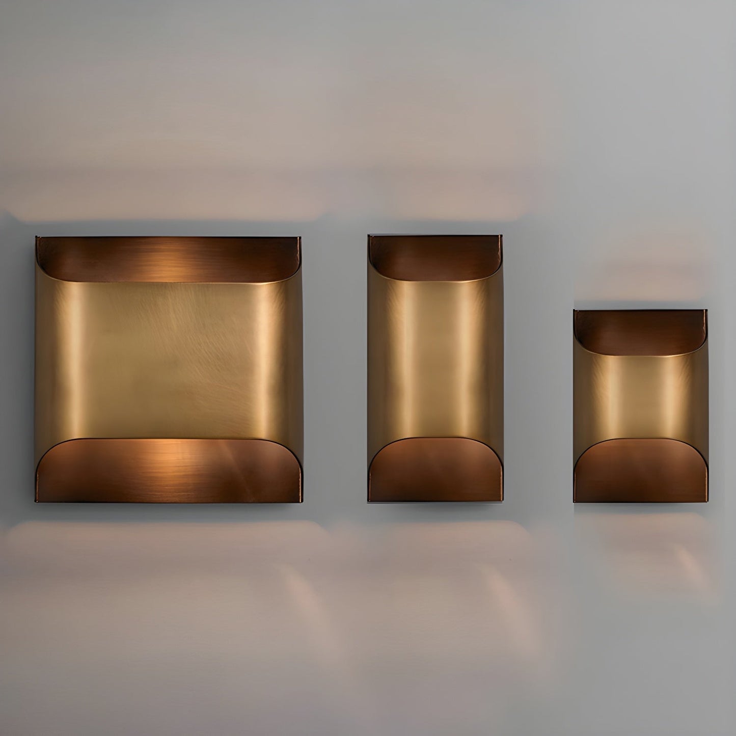 Wandlamp Art Deco met Gebogen Metalen Kap en Omhoog-Omlaag Lichteffect