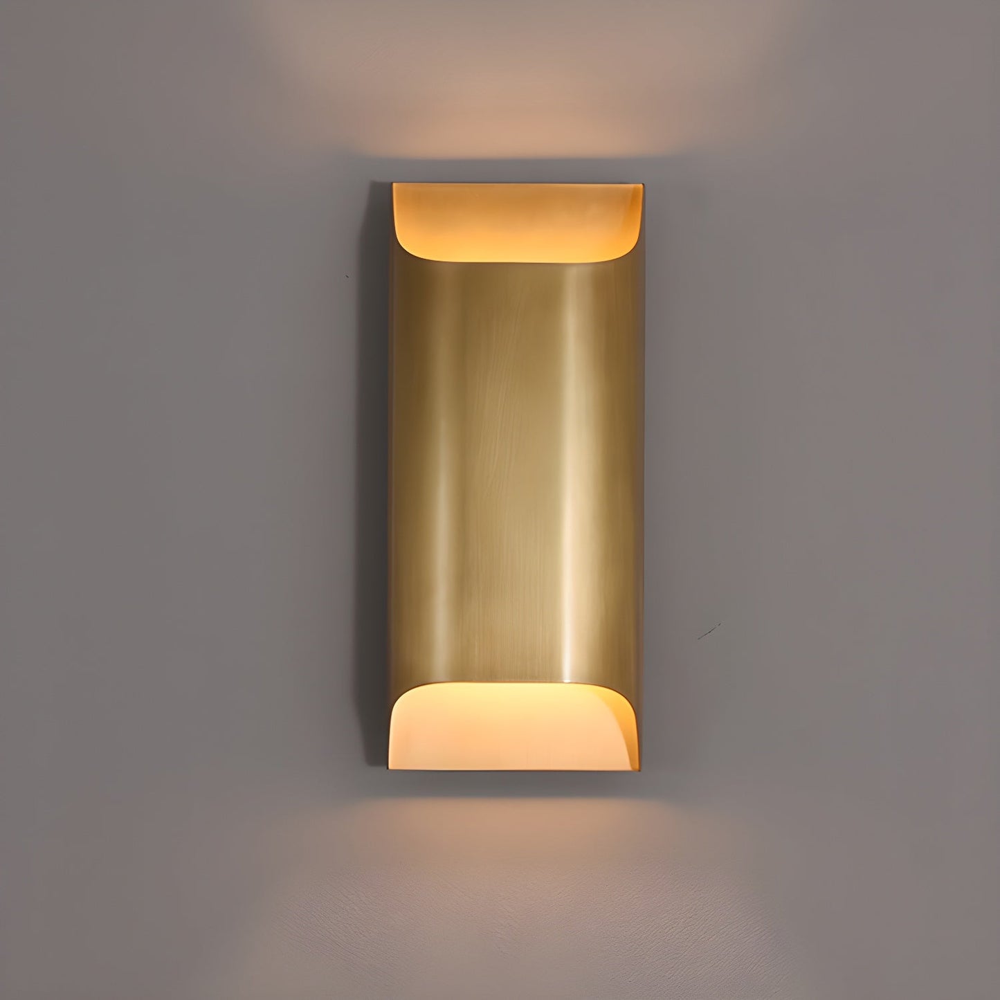 Wandlamp Art Deco met Gebogen Metalen Kap en Omhoog-Omlaag Lichteffect