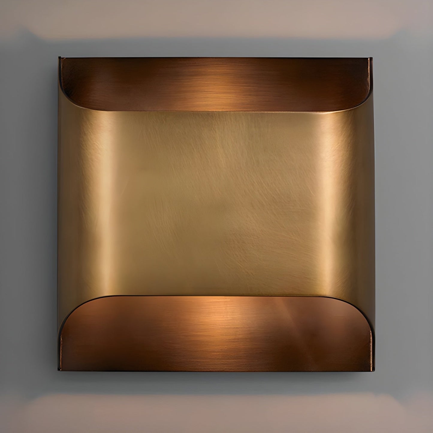 Wandlamp Art Deco met Gebogen Metalen Kap en Omhoog-Omlaag Lichteffect ##POS:86##