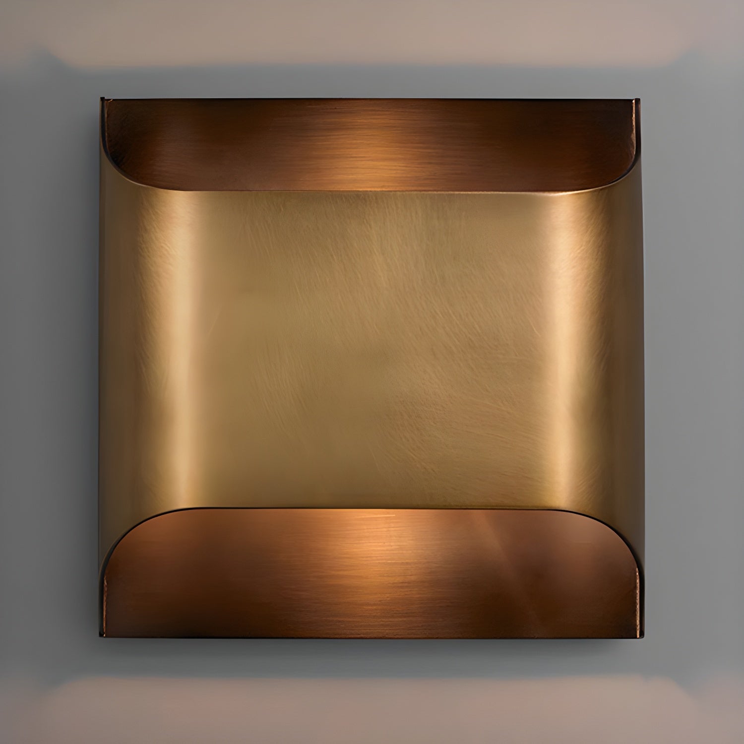 Wandlamp Art Deco met Gebogen Metalen Kap en Omhoog-Omlaag Lichteffect ##POS:86##