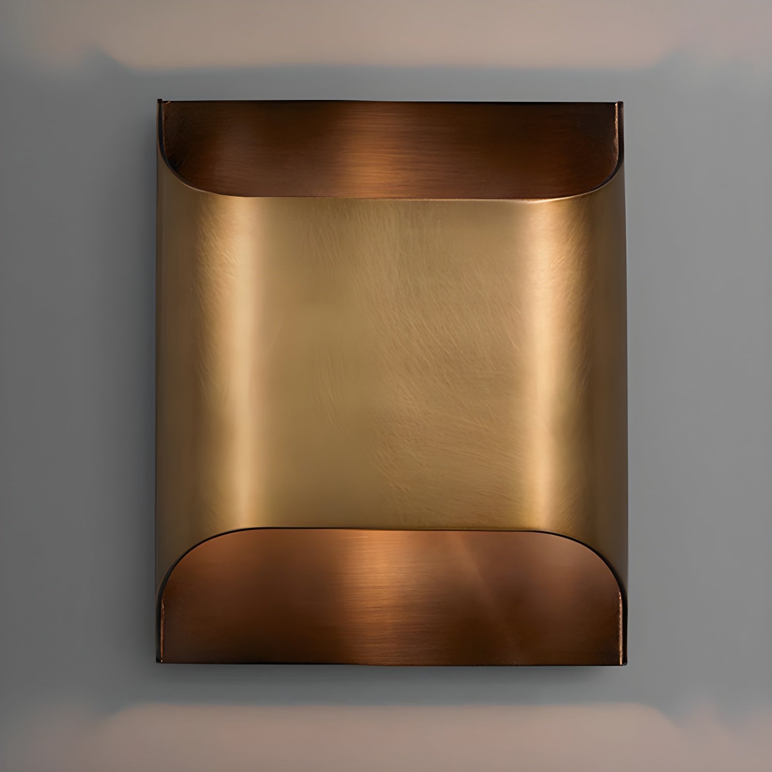 Wandlamp Art Deco met Gebogen Metalen Kap en Omhoog-Omlaag Lichteffect