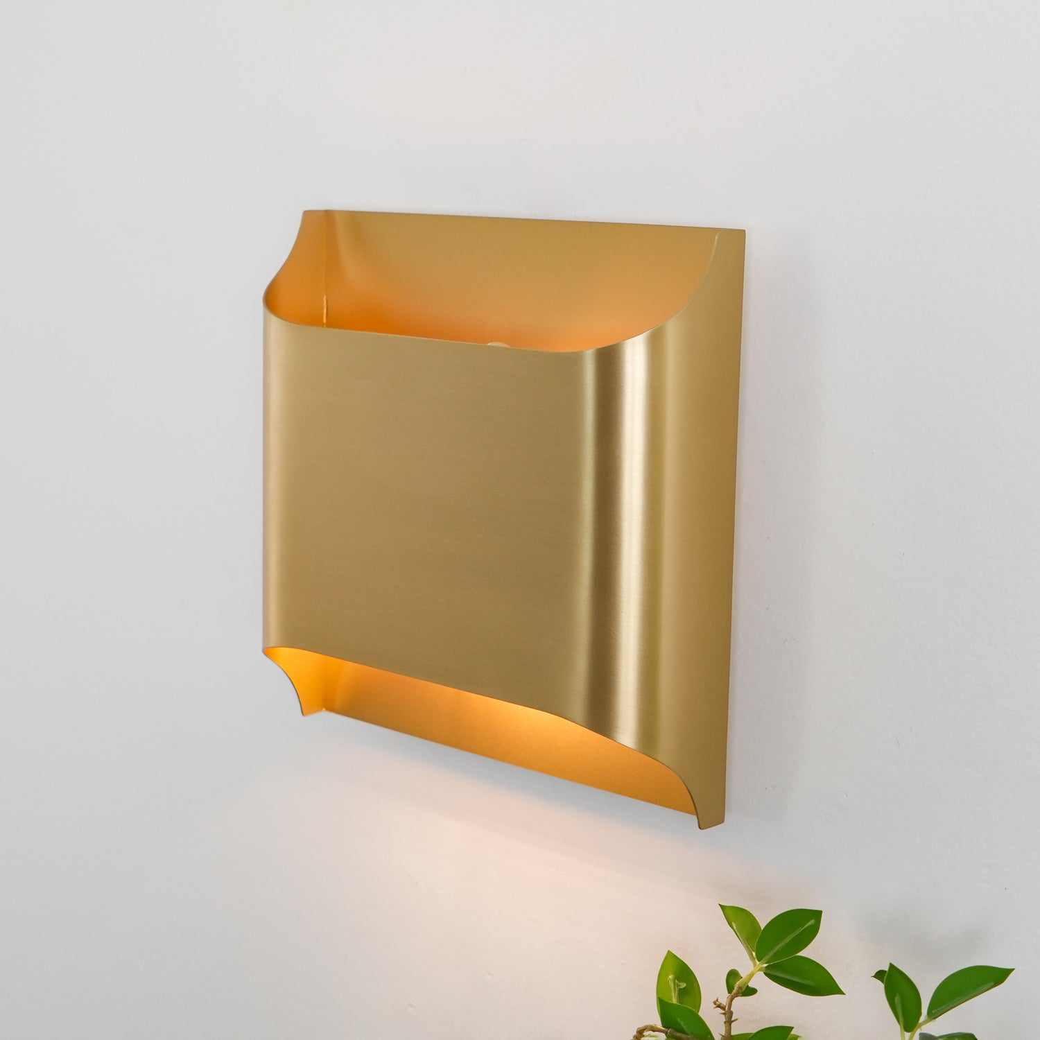 Wandlamp Art Deco met Gebogen Metalen Kap en Omhoog-Omlaag Lichteffect