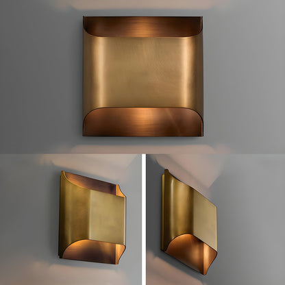Wandlamp Art Deco met Gebogen Metalen Kap en Omhoog-Omlaag Lichteffect