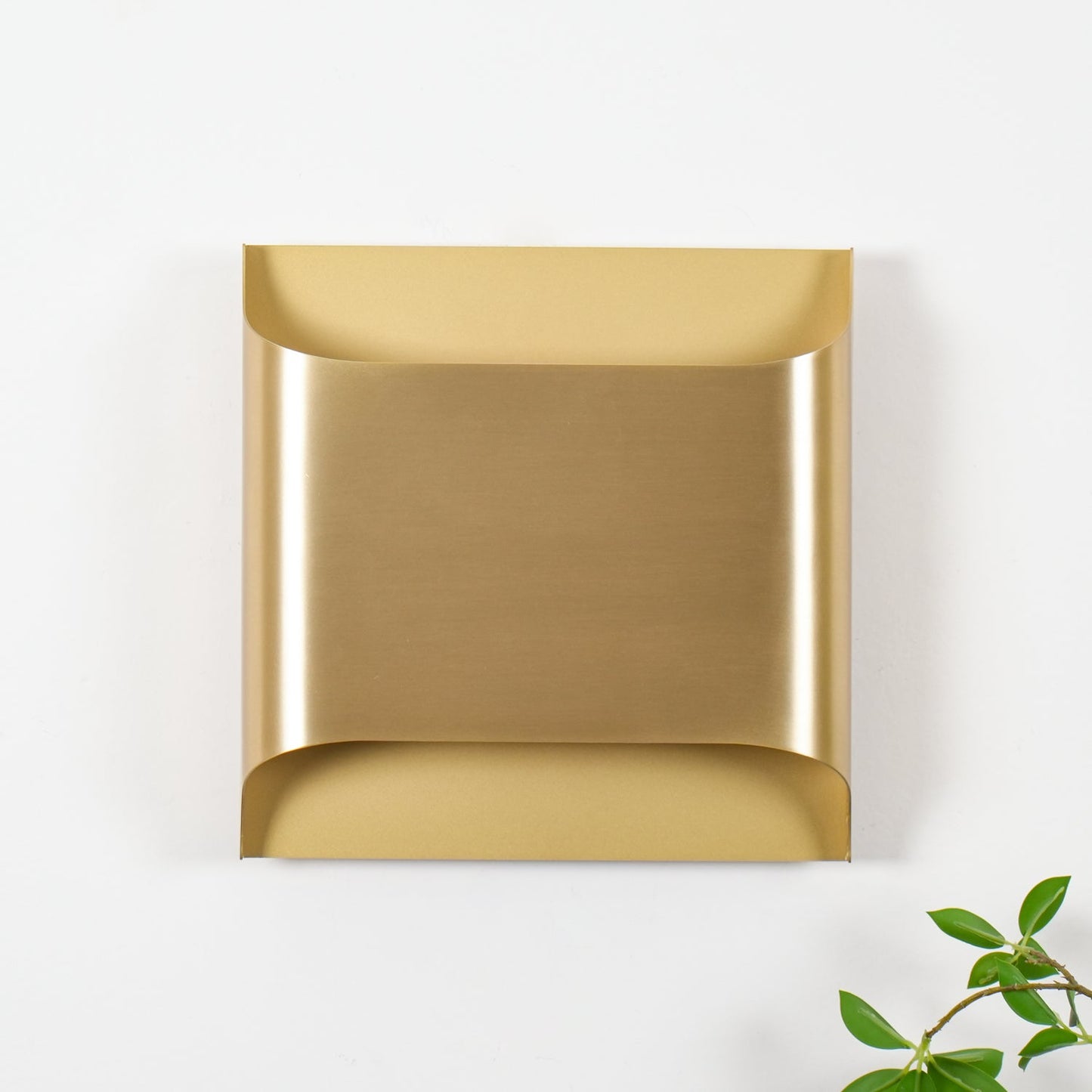 Wandlamp Art Deco met Gebogen Metalen Kap en Omhoog-Omlaag Lichteffect