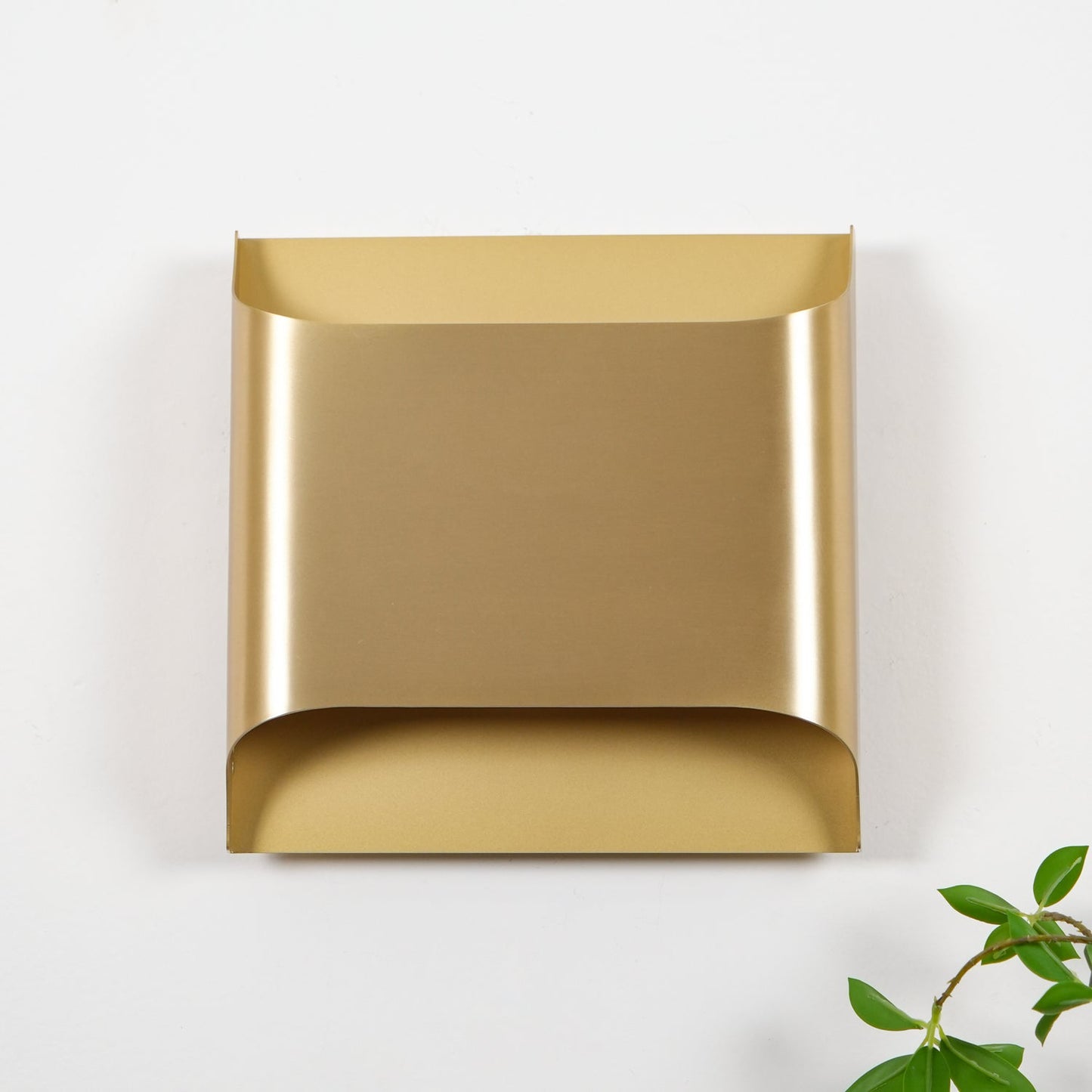 Wandlamp Art Deco met Gebogen Metalen Kap en Omhoog-Omlaag Lichteffect