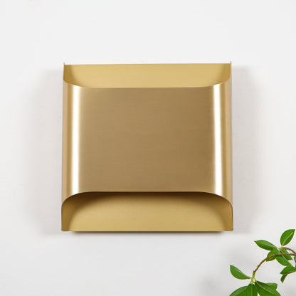 Wandlamp Art Deco met Gebogen Metalen Kap en Omhoog-Omlaag Lichteffect