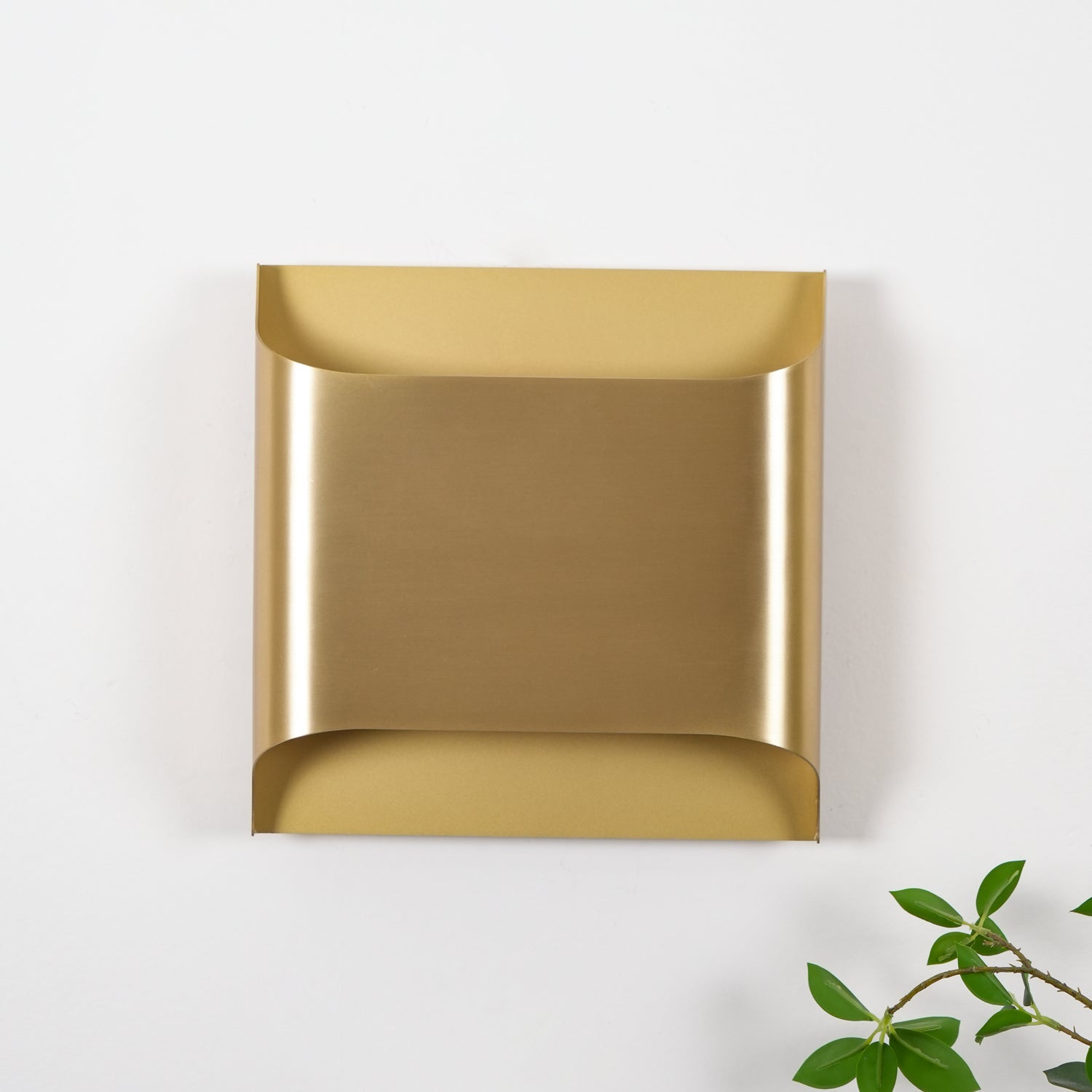 Wandlamp Art Deco met Gebogen Metalen Kap en Omhoog-Omlaag Lichteffect