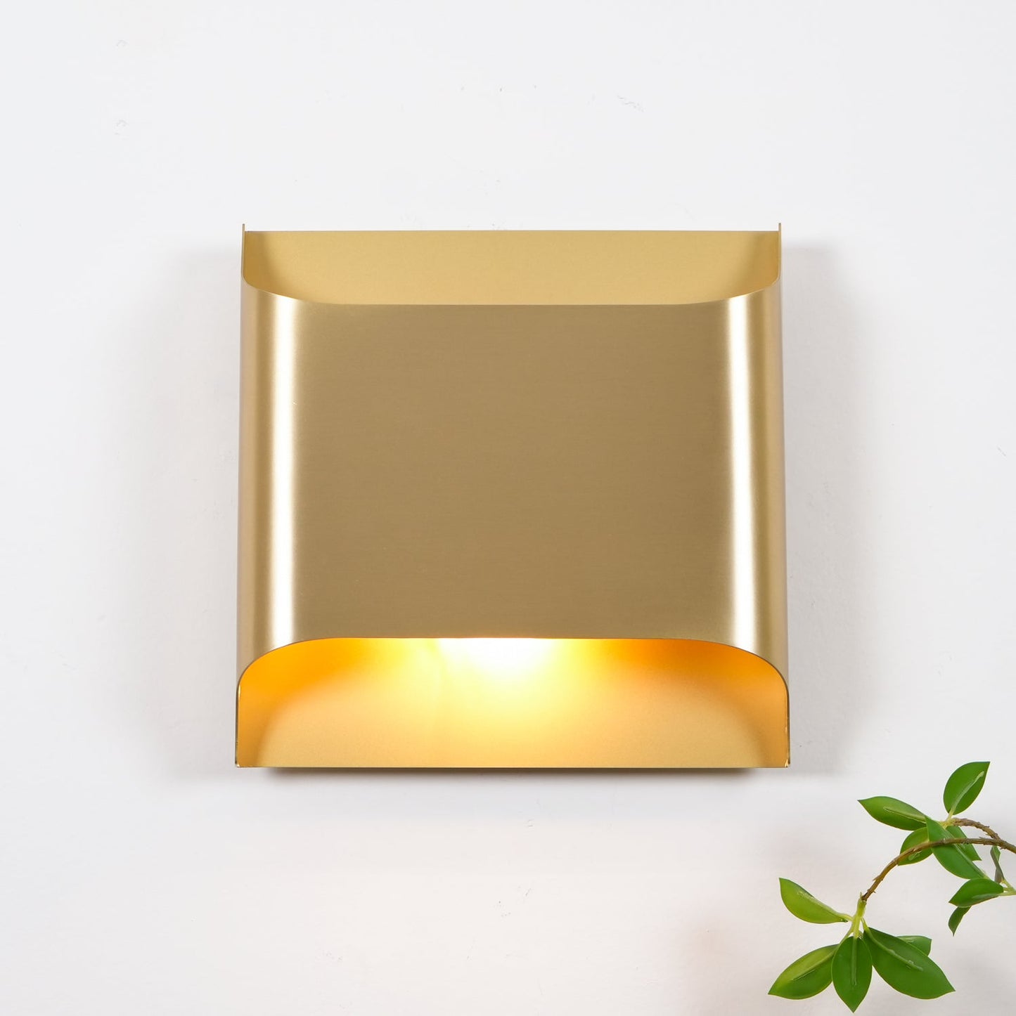 Wandlamp Art Deco met Gebogen Metalen Kap en Omhoog-Omlaag Lichteffect