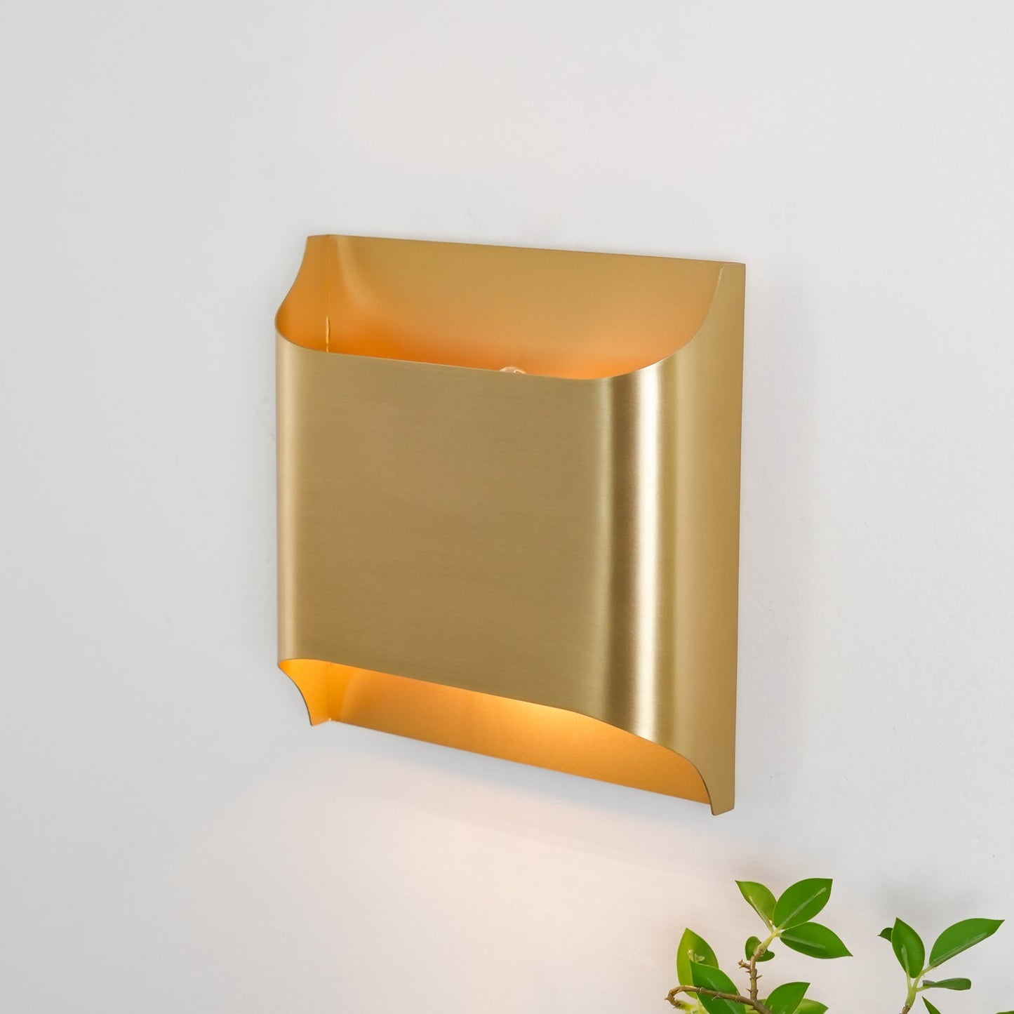 Wandlamp Art Deco met Gebogen Metalen Kap en Omhoog-Omlaag Lichteffect ##POS:94##