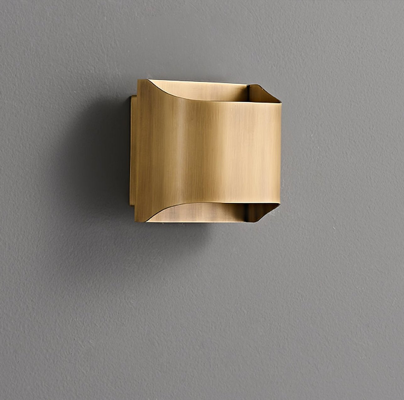 Wandlamp Art Deco met Gebogen Metalen Kap en Omhoog-Omlaag Lichteffect