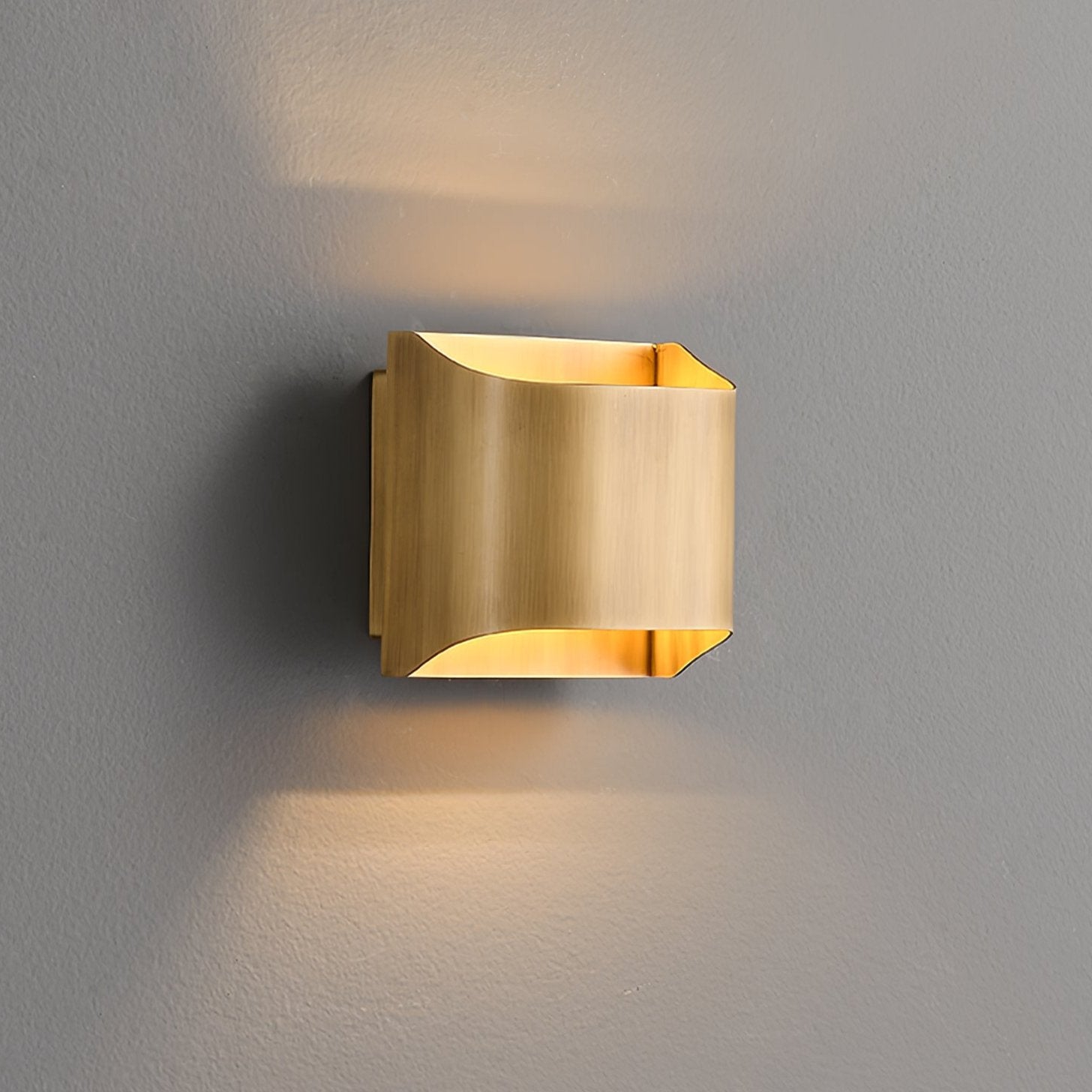 Wandlamp Art Deco met Gebogen Metalen Kap en Omhoog-Omlaag Lichteffect