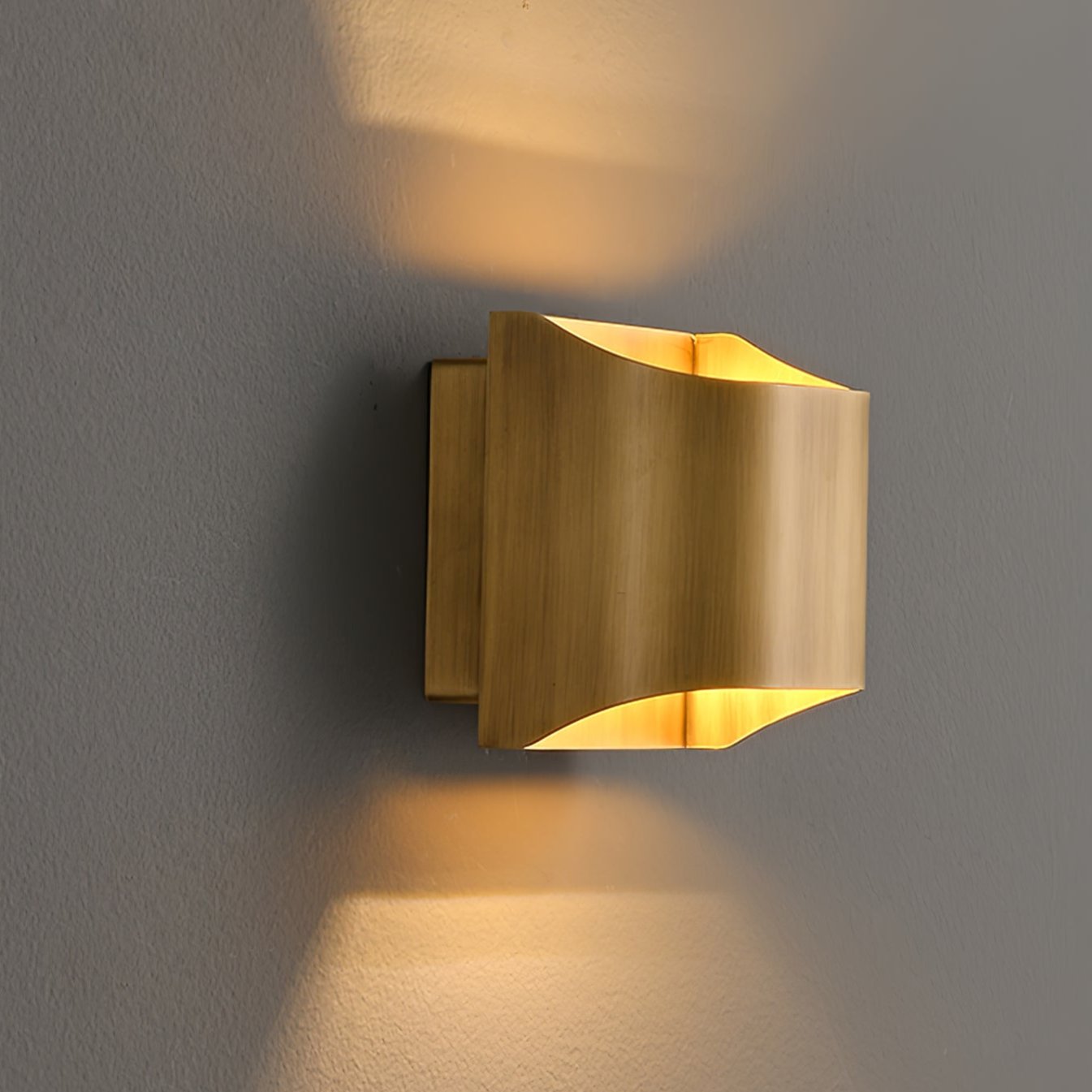 Wandlamp Art Deco met Gebogen Metalen Kap en Omhoog-Omlaag Lichteffect