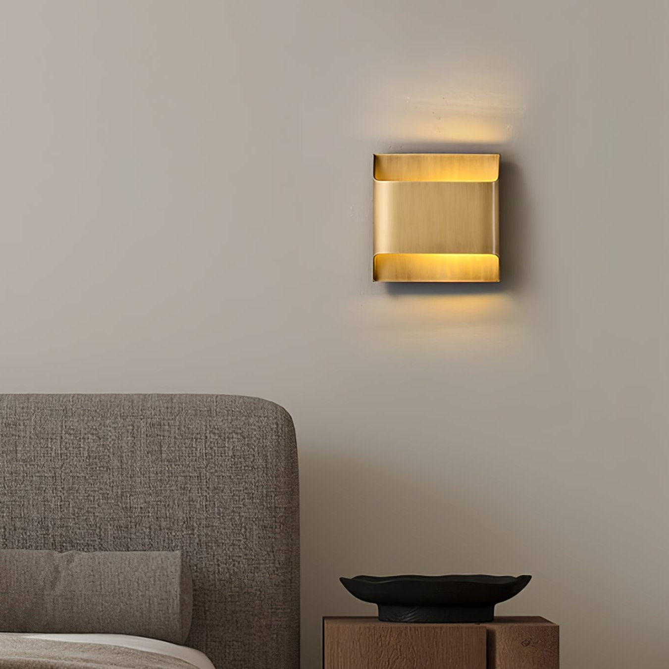 Wandlamp Art Deco met Gebogen Metalen Kap en Omhoog-Omlaag Lichteffect