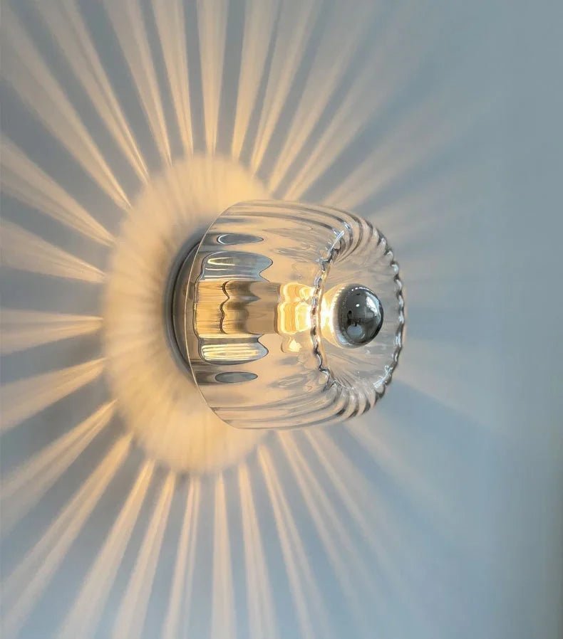 Wandlamp Art Deco met Gedraaid Glazen Bol en Zonnestraal Lichteffect