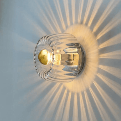 Wandlamp Art Deco met Gedraaid Glazen Bol en Zonnestraal Lichteffect