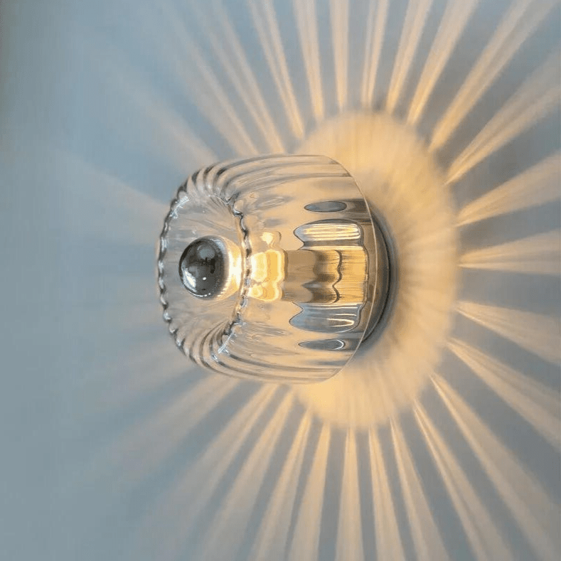 Wandlamp Art Deco met Gedraaid Glazen Bol en Zonnestraal Lichteffect