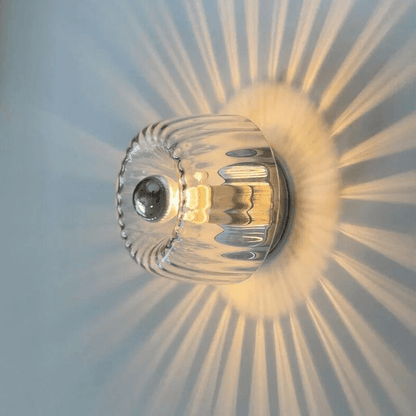 Wandlamp Art Deco met Gedraaid Glazen Bol en Zonnestraal Lichteffect