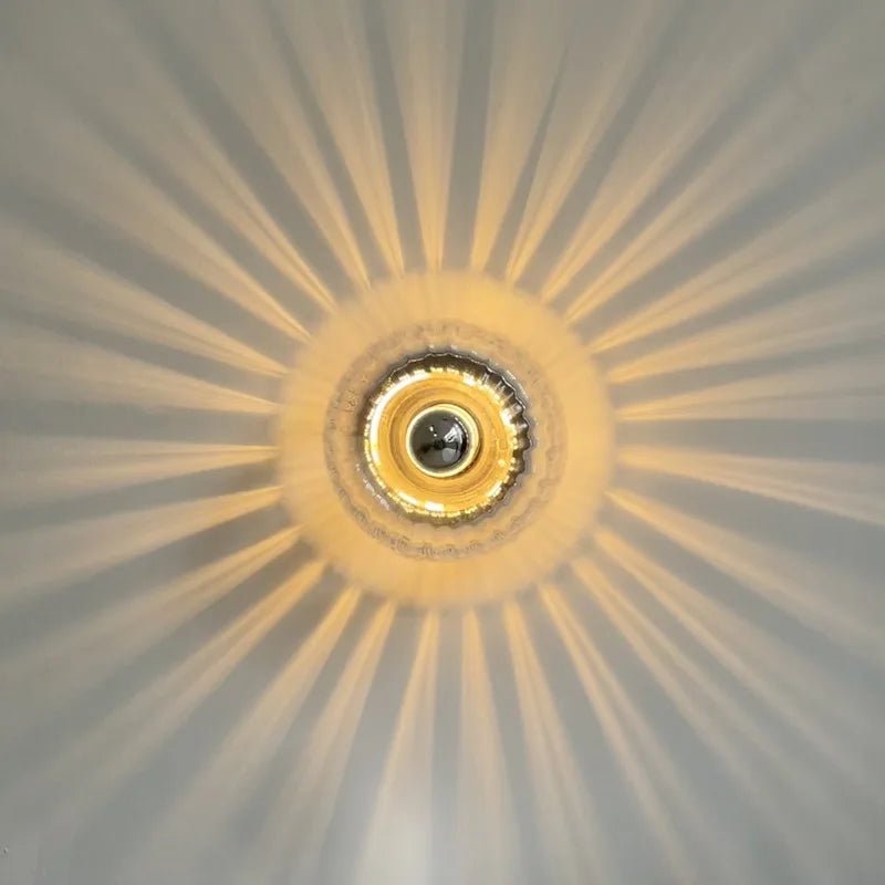 Wandlamp Art Deco met Gedraaid Glazen Bol en Zonnestraal Lichteffect