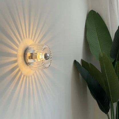 Wandlamp Art Deco met Gedraaid Glazen Bol en Zonnestraal Lichteffect