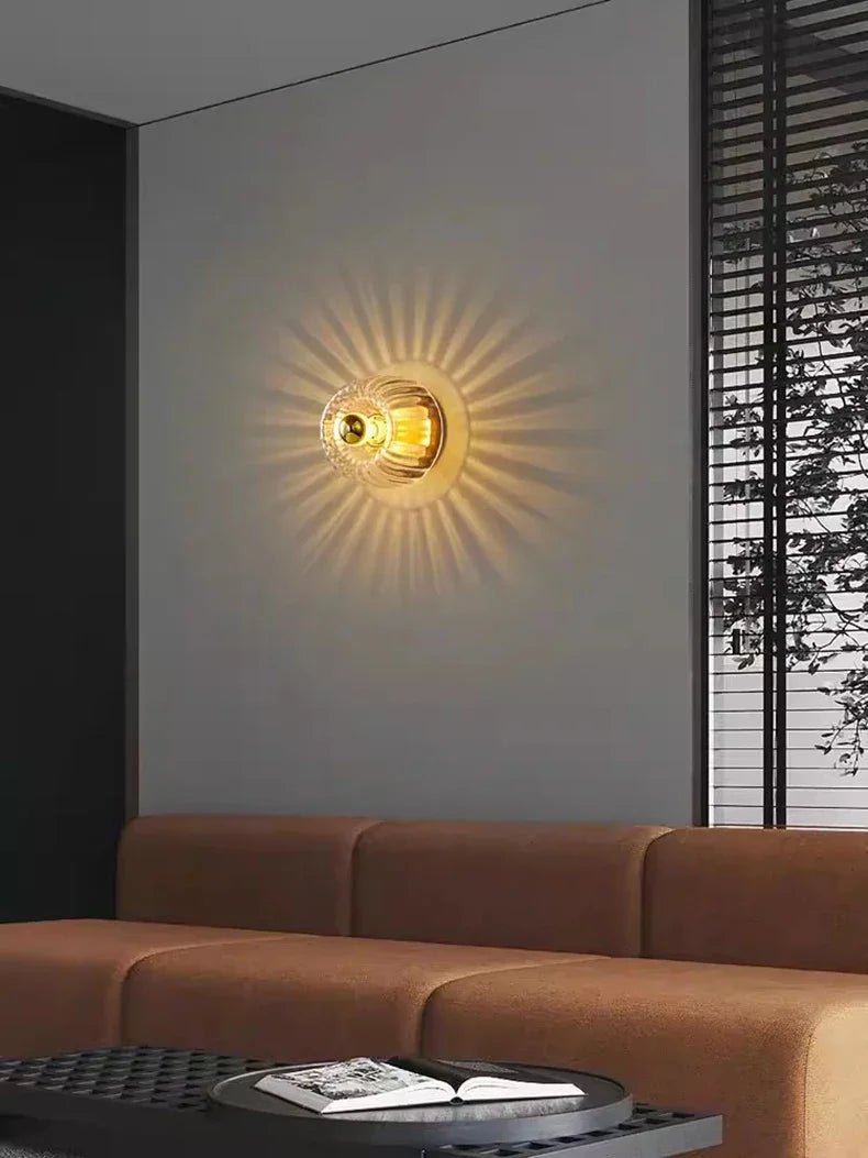 Wandlamp Art Deco met Gedraaid Glazen Bol en Zonnestraal Lichteffect