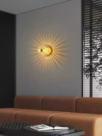 Wandlamp Art Deco met Gedraaid Glazen Bol en Zonnestraal Lichteffect