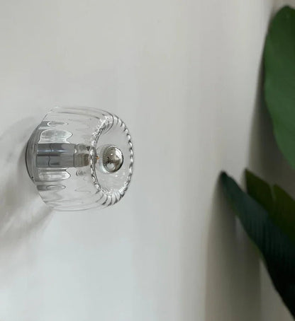 Wandlamp Art Deco met Gedraaid Glazen Bol en Zonnestraal Lichteffect
