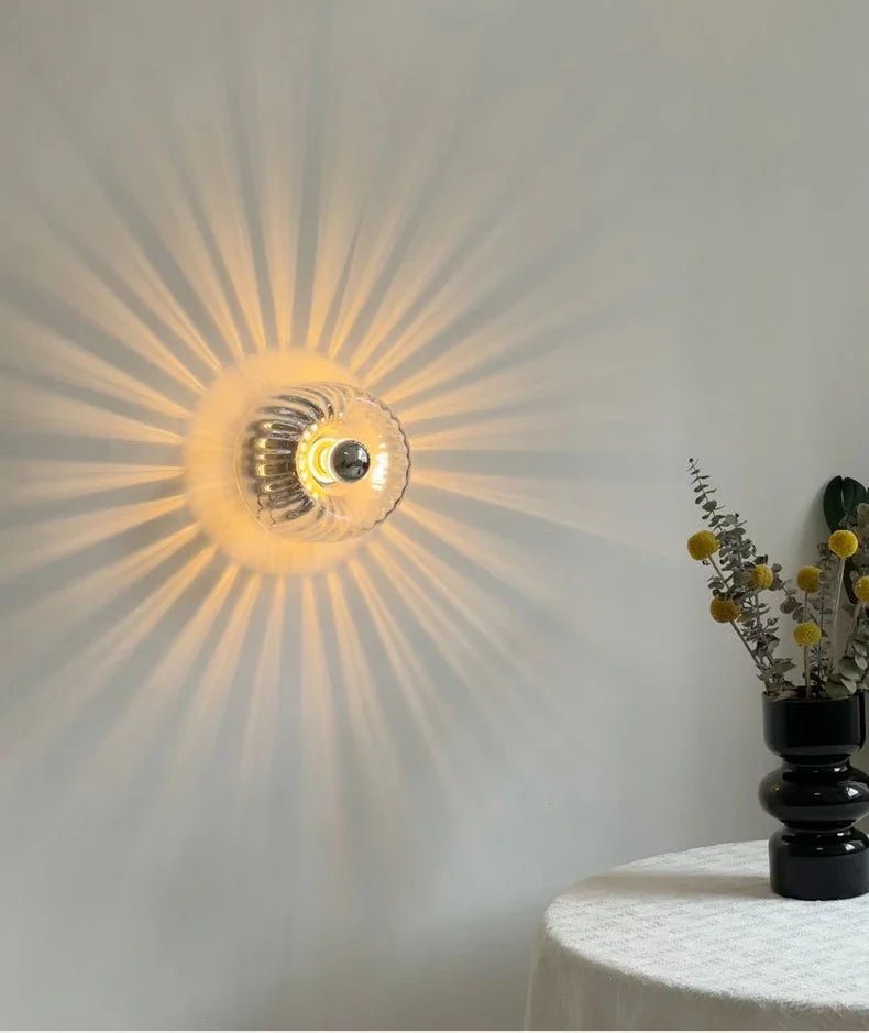Wandlamp Art Deco met Gedraaid Glazen Bol en Zonnestraal Lichteffect