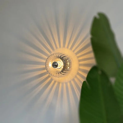 Wandlamp Art Deco met Gedraaid Glazen Bol en Zonnestraal Lichteffect