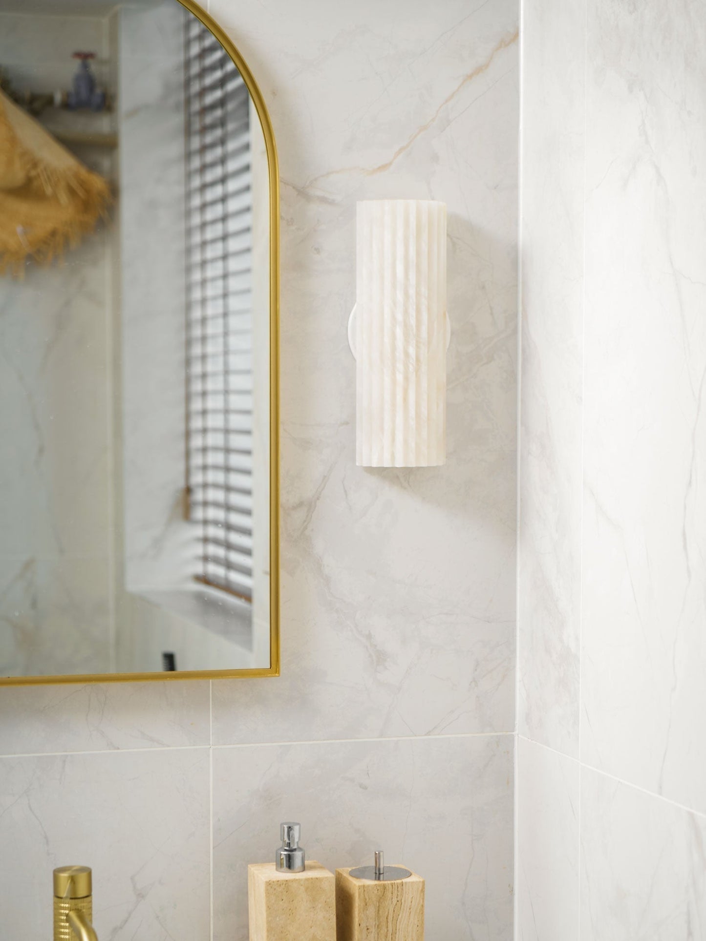 Wandlamp Art Deco met Geribbeld Alabasten Kap en Geïntegreerde LED