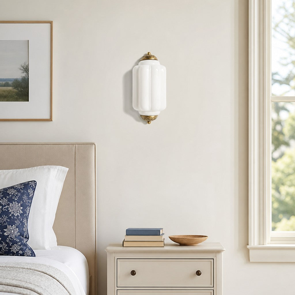 Wandlamp Art Deco met Geribbelde Glazen Kap en Sierlijk Messing Frame