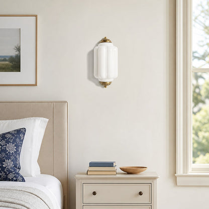 Wandlamp Art Deco met Geribbelde Glazen Kap en Sierlijk Messing Frame