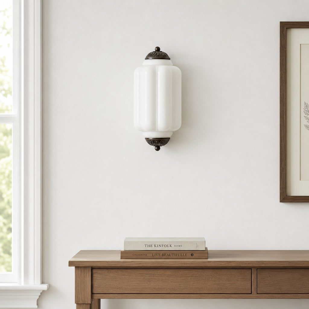 Wandlamp Art Deco met Geribbelde Glazen Kap en Sierlijk Messing Frame