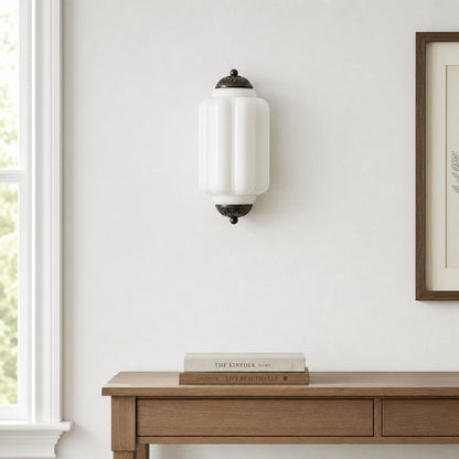 Wandlamp Art Deco met Geribbelde Glazen Kap en Sierlijk Messing Frame