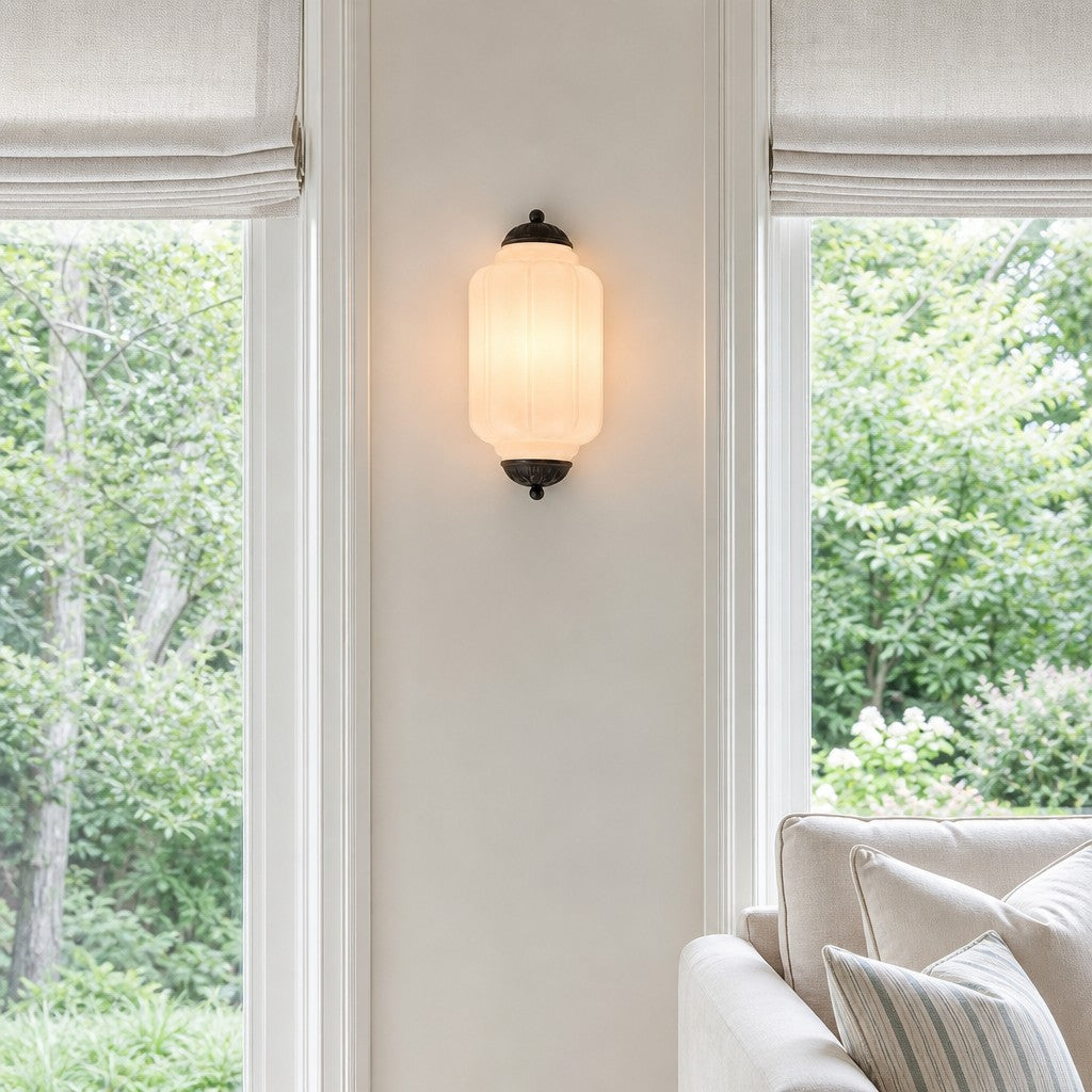 Wandlamp Art Deco met Geribbelde Glazen Kap en Sierlijk Messing Frame