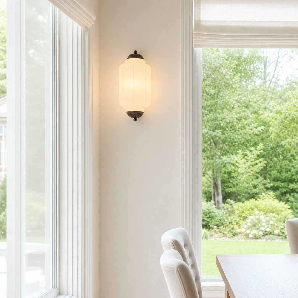 Wandlamp Art Deco met Geribbelde Glazen Kap en Sierlijk Messing Frame
