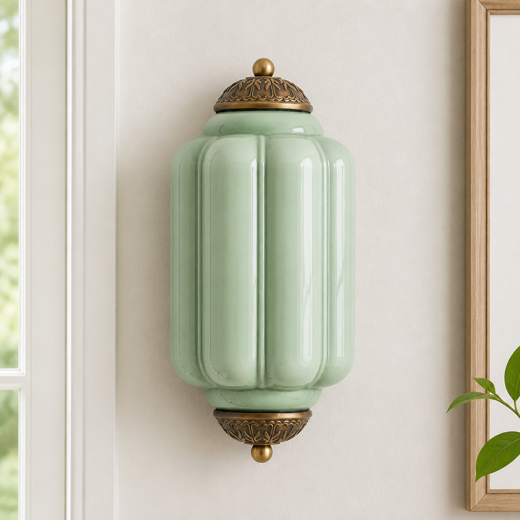 Wandlamp Art Deco met Geribbelde Glazen Kap en Sierlijk Messing Frame