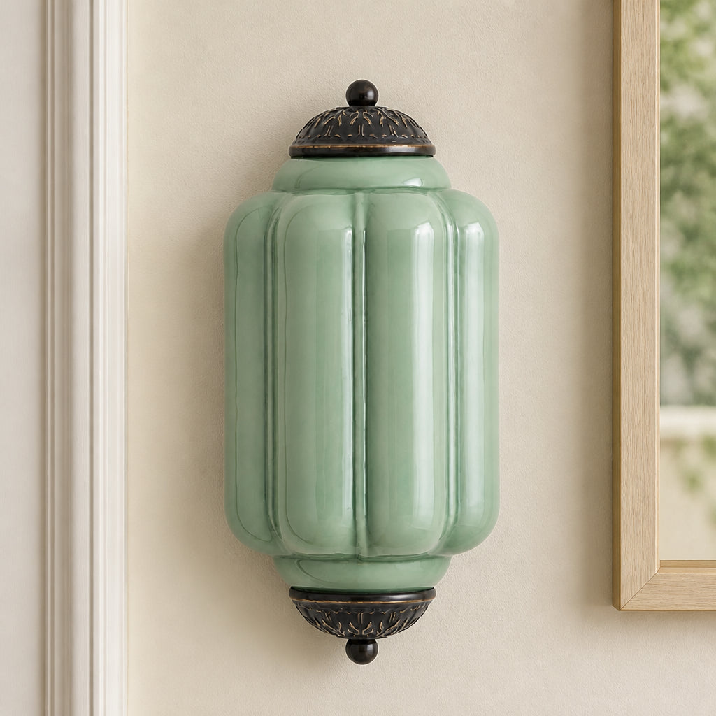 Wandlamp Art Deco met Geribbelde Glazen Kap en Sierlijk Messing Frame