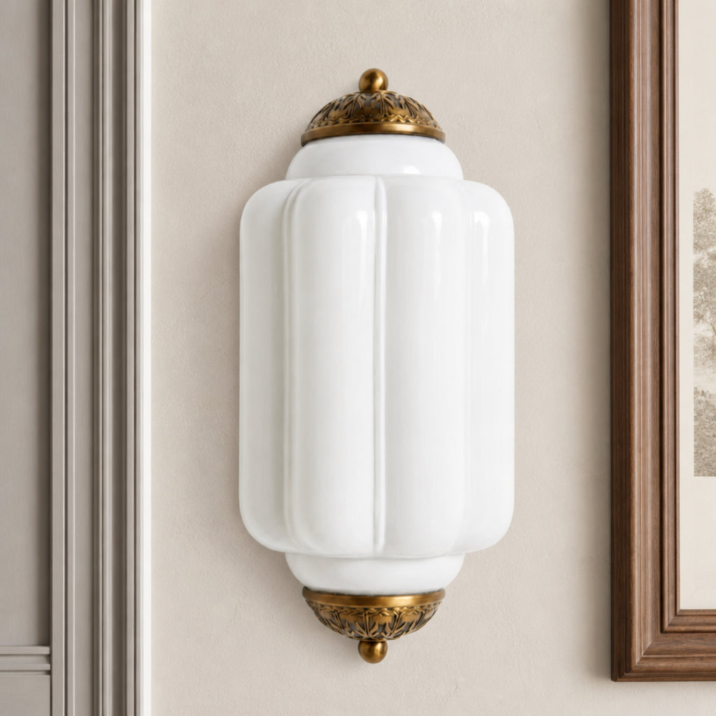 Wandlamp Art Deco met Geribbelde Glazen Kap en Sierlijk Messing Frame