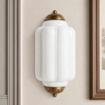 Wandlamp Art Deco met Geribbelde Glazen Kap en Sierlijk Messing Frame