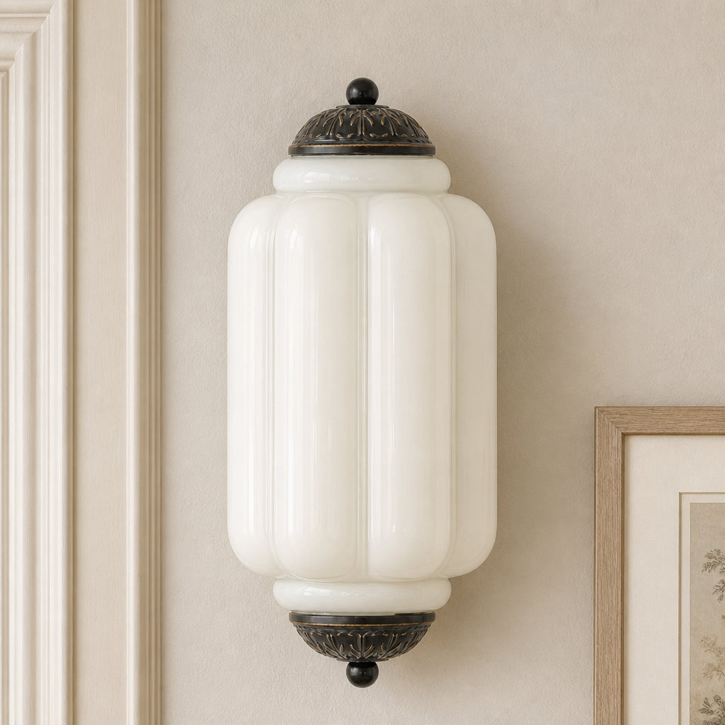 Wandlamp Art Deco met Geribbelde Glazen Kap en Sierlijk Messing Frame