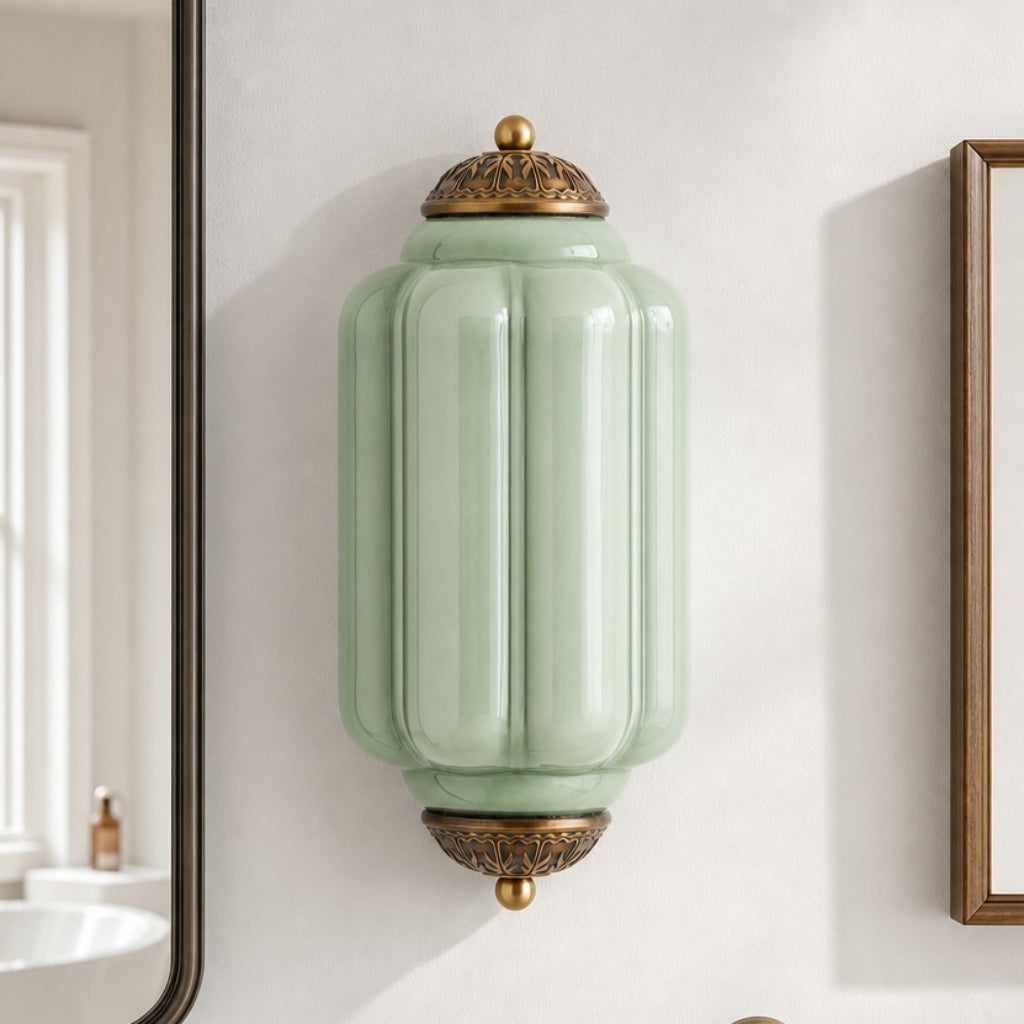 Wandlamp Art Deco met Geribbelde Glazen Kap en Sierlijk Messing Frame