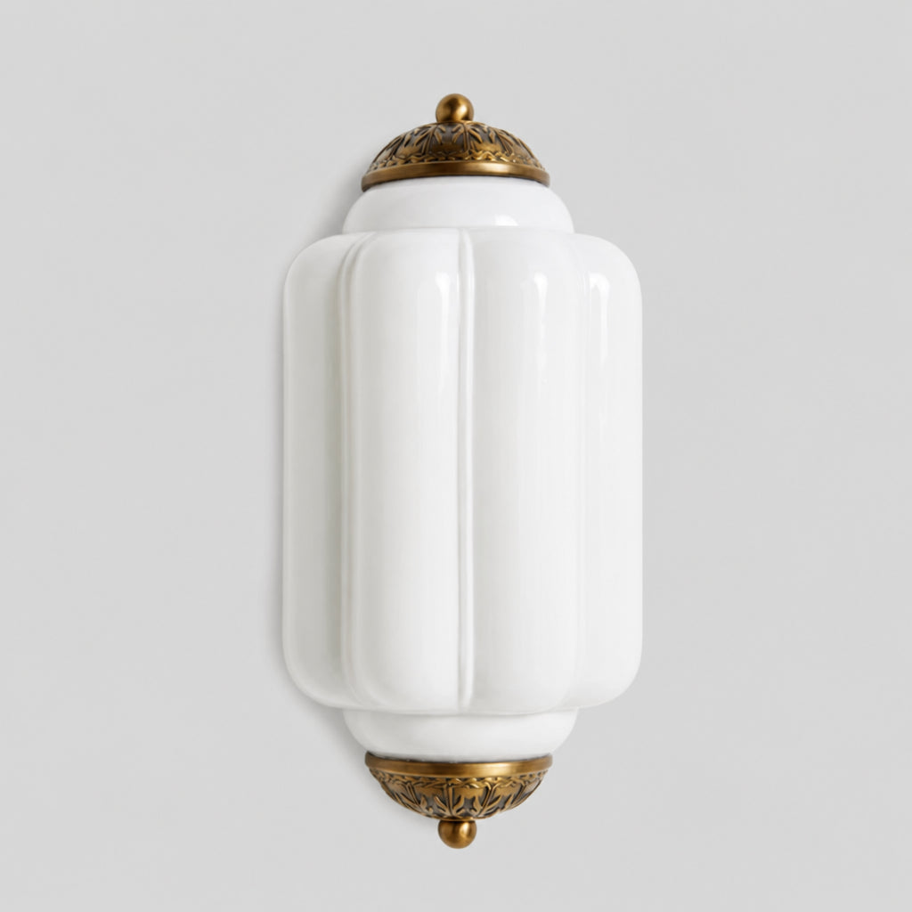 Wandlamp Art Deco met Geribbelde Glazen Kap en Sierlijk Messing Frame