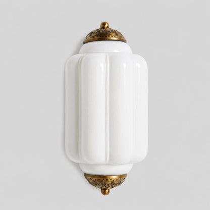 Wandlamp Art Deco met Geribbelde Glazen Kap en Sierlijk Messing Frame