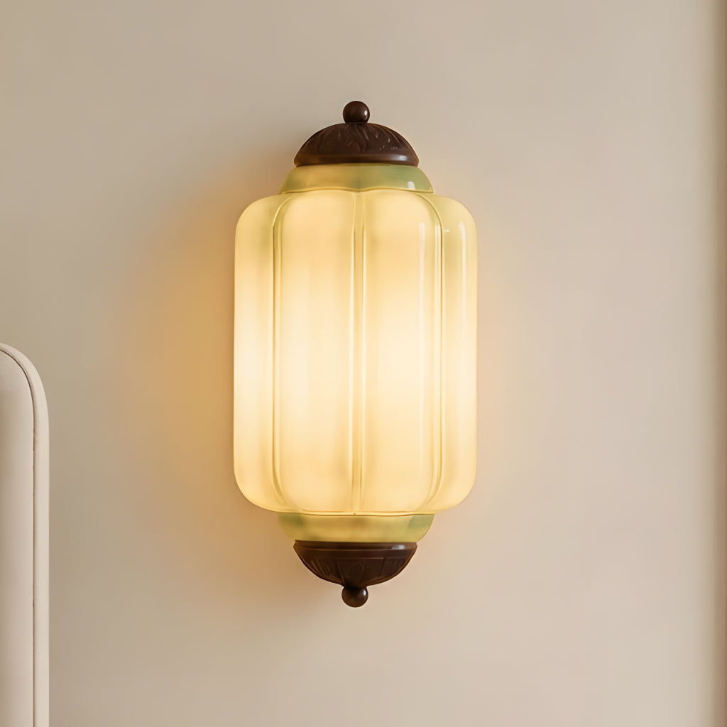 Wandlamp Art Deco met Geribbelde Glazen Kap en Sierlijk Messing Frame
