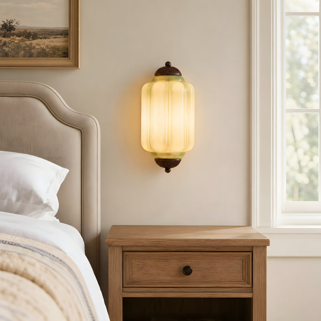 Wandlamp Art Deco met Geribbelde Glazen Kap en Sierlijk Messing Frame