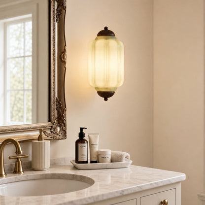 Wandlamp Art Deco met Geribbelde Glazen Kap en Sierlijk Messing Frame