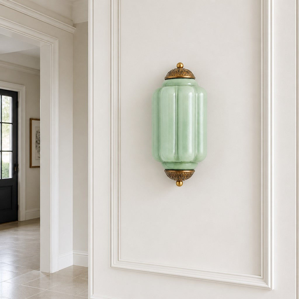 Wandlamp Art Deco met Geribbelde Glazen Kap en Sierlijk Messing Frame