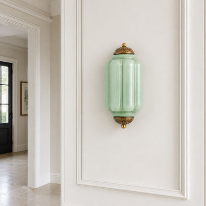 Wandlamp Art Deco met Geribbelde Glazen Kap en Sierlijk Messing Frame